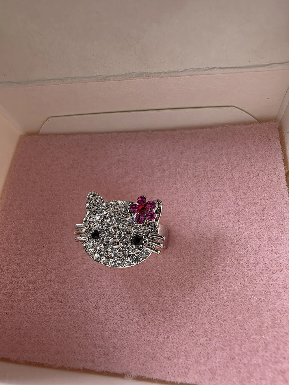 🤍 Hello Kitty Bloom Ring - Picture 2 of 8
